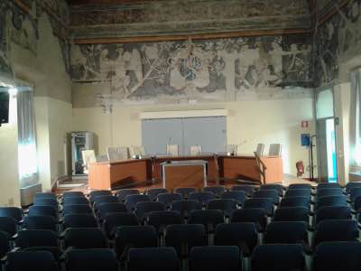 aula-magna-palco.jpg